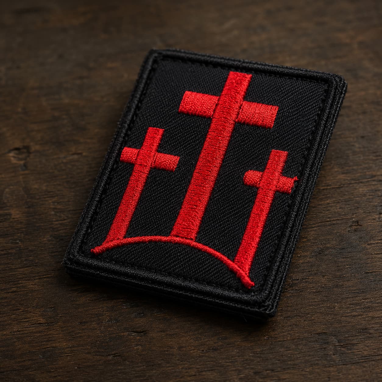 Patch Écusson de l’Arche de Gloire en tissu brodé haute qualité présenté en vue inclinée sur bois ancien sombre.