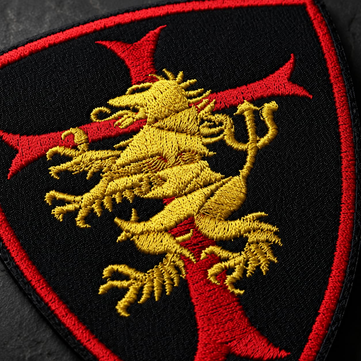 Gros plan sur la broderie et les détails du patch Écusson Coeur du Templier en tissu brodé.