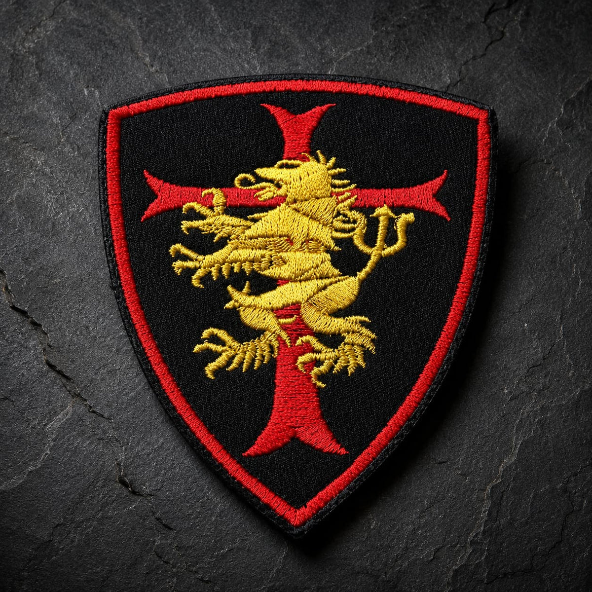 Patch Écusson Coeur du Templier en tissu brodé présenté sur fond ardoise sombre.