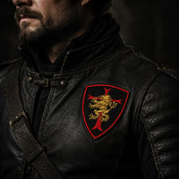 Patch Écusson Coeur du Templier en tissu brodé fixé sur une veste sombre dans une mise en situation réaliste.