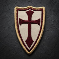 Patch Écusson de la Lance du Templier en tissu brodé avec croix bordeaux et bordure dorée sur fond ardoise sombre.
