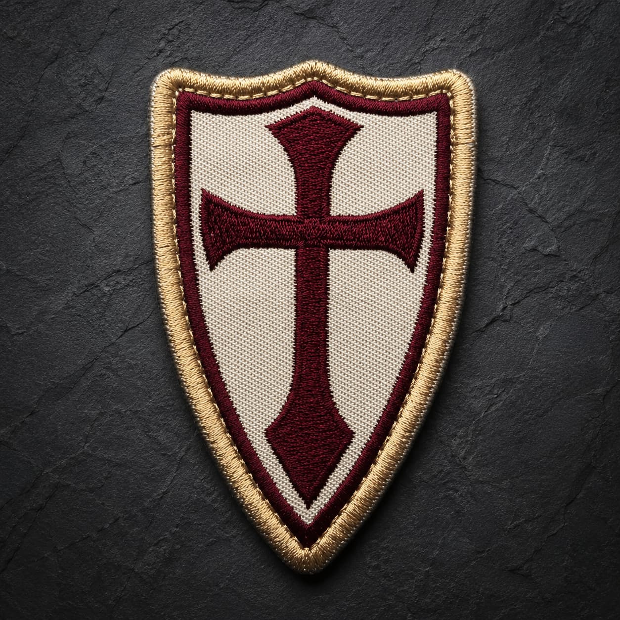 Patch Écusson de la Lance du Templier en tissu brodé avec croix bordeaux et bordure dorée sur fond ardoise sombre.