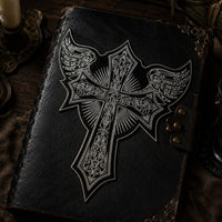 Patch Écusson des Ailes Templiers en tissu brodé dans une ambiance gothique sur cuir noir.