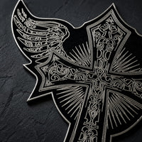 Gros plan sur la broderie et les détails du patch Écusson des Ailes Templiers en tissu brodé.