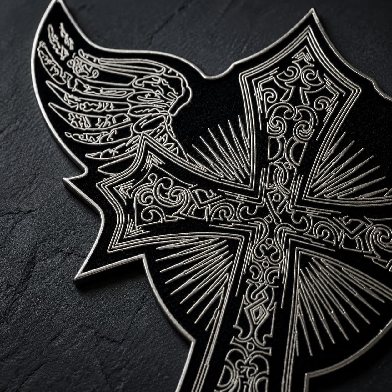 Gros plan sur la broderie et les détails du patch Écusson des Ailes Templiers en tissu brodé.