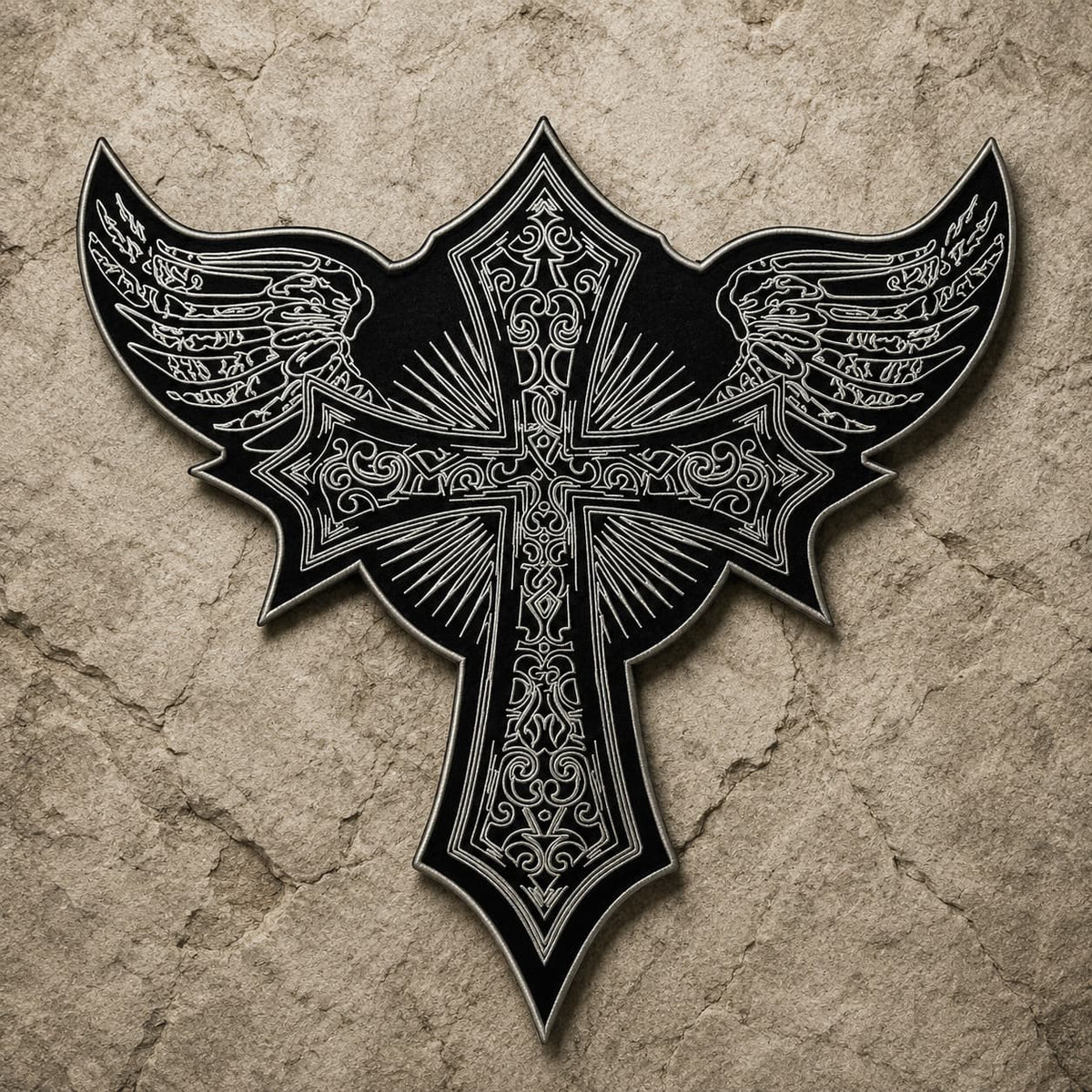 Patch Écusson des Ailes Templiers en tissu brodé sur fond de pierre texturée sombre.