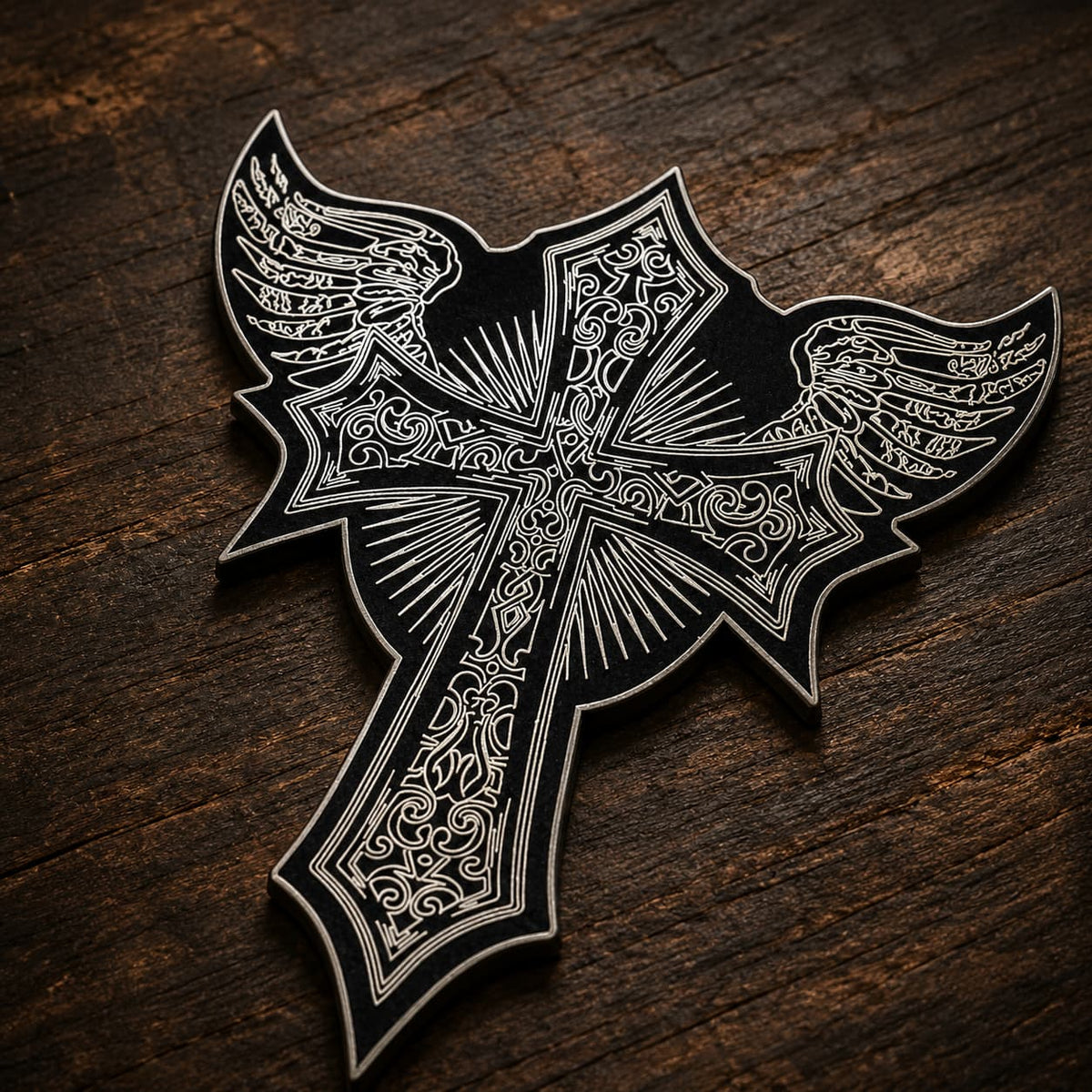 Patch Écusson des Ailes Templiers en tissu brodé avec motif de croix ailée sur fond de bois sombre.