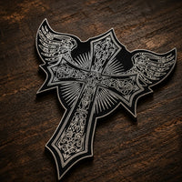 Patch Écusson des Ailes Templiers en tissu brodé avec motif de croix ailée sur fond de bois sombre.