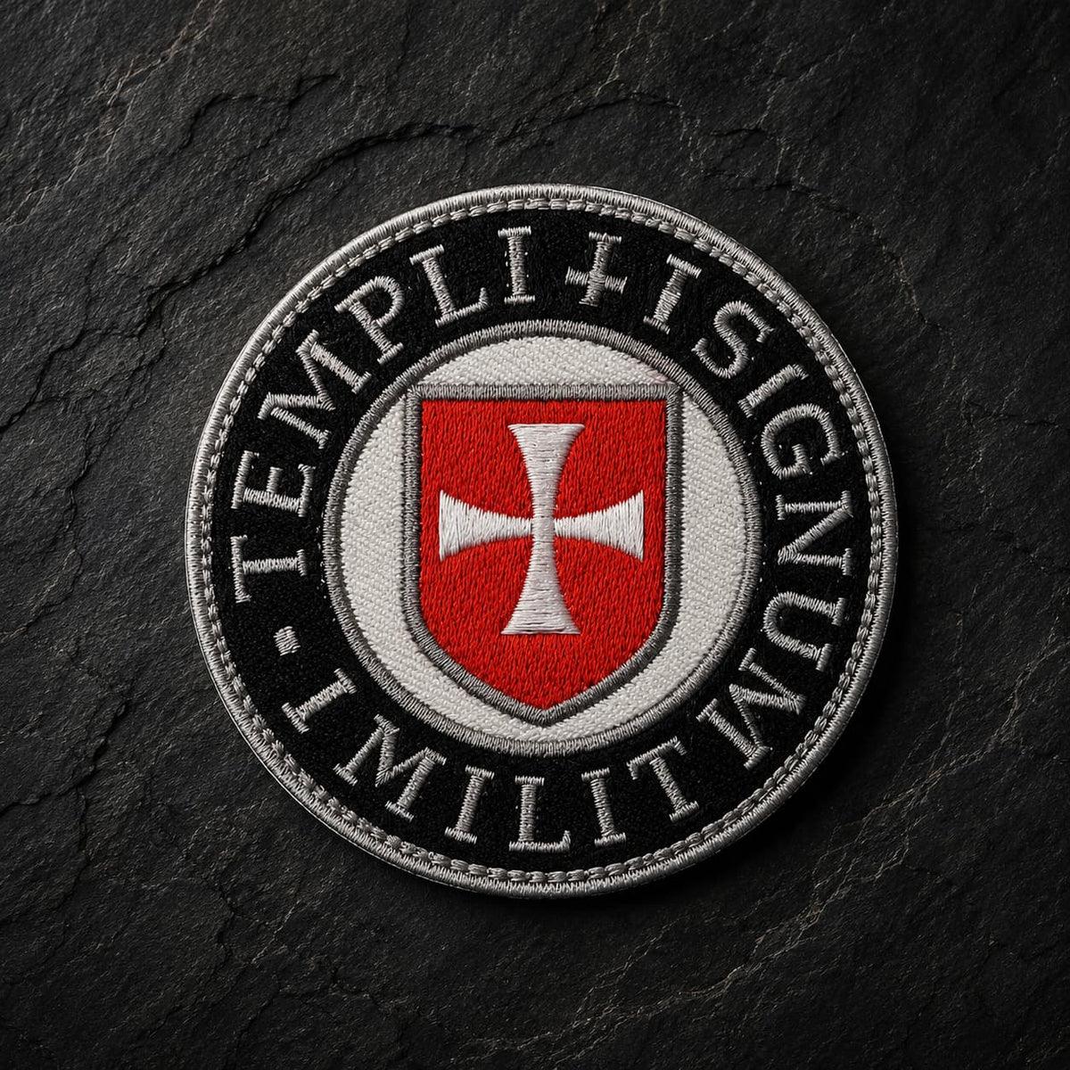 Patch Écusson du Sceau Templi en tissu brodé avec blason rouge et croix blanche sur fond ardoise sombre.