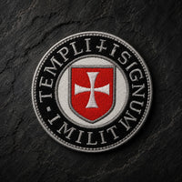 Patch Écusson du Sceau Templi en tissu brodé avec blason rouge et croix blanche sur fond ardoise sombre.