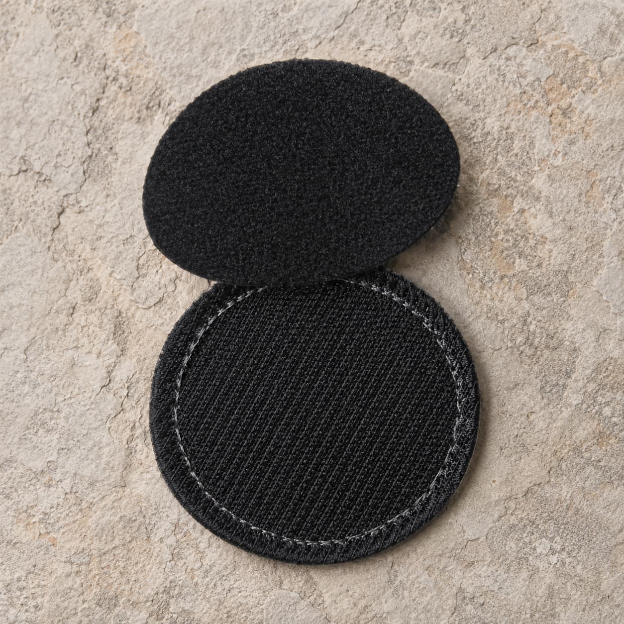 Dos velcro du patch Écusson du Sceau Templi en tissu brodé sur fond de pierre claire médiévale.