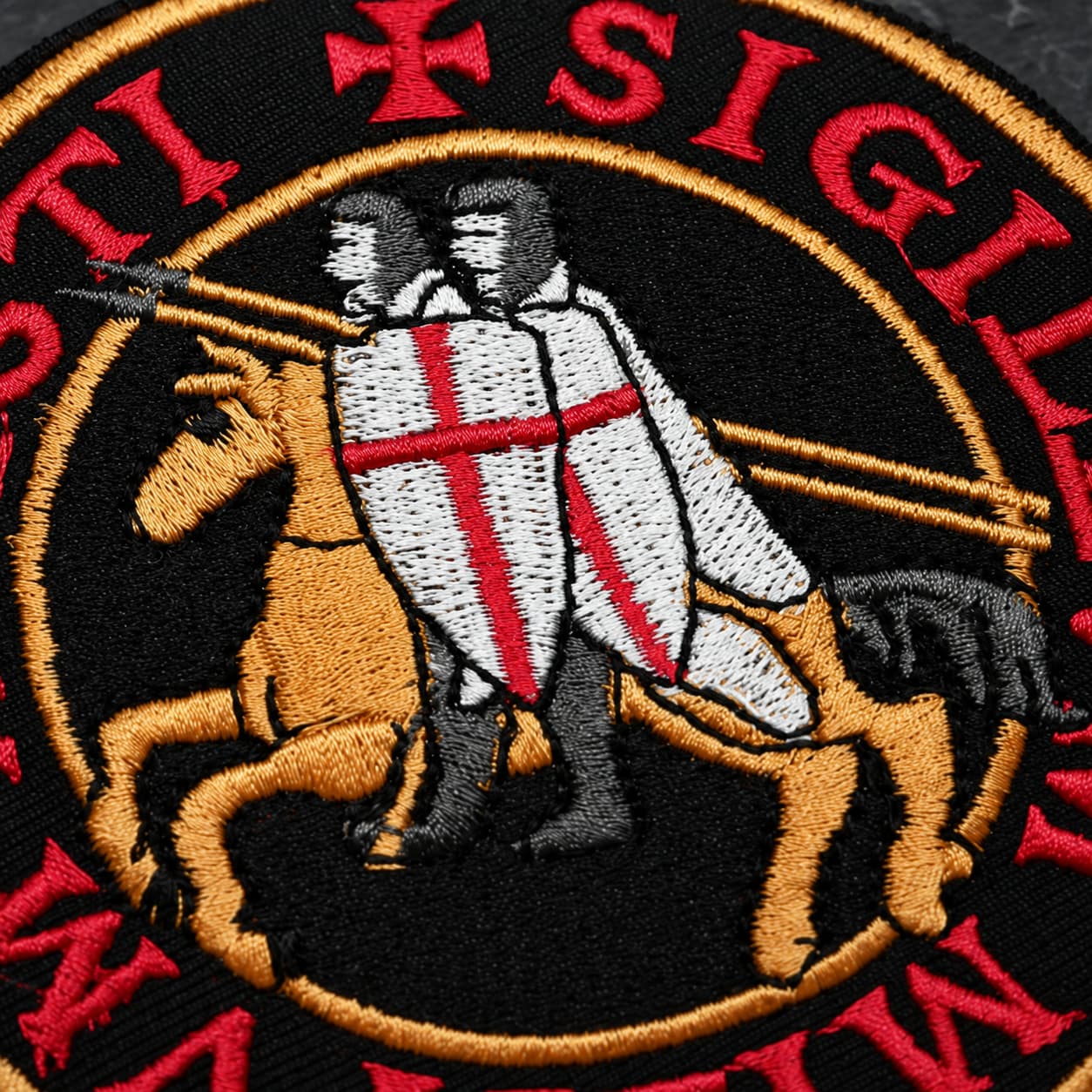 Gros plan sur la broderie des trois crânes du patch Écusson de l’Exécuteur en tissu brodé.