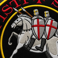 Gros plan sur la broderie du patch Écusson Grand Sigillum Militum Xpisti en tissu brodé, montrant les chevaliers, le cheval et les détails des coutures.