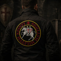 Patch Écusson Grand Sigillum Militum Xpisti en tissu brodé porté au dos d’une veste noire dans une ambiance médiévale sombre.