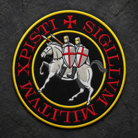 Écusson Grand Sigillum Militum Xpisti en tissu brodé sur fond d’ardoise sombre, avec chevaliers templiers, cheval blanc et bordure jaune.