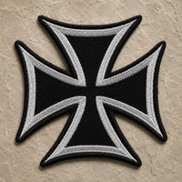 Patch Écusson de l'Ordre Teutonique en tissu brodé sur fond de pierre sombre.