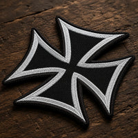 Patch Écusson de l'Ordre Teutonique en tissu brodé posé sur bois brut.