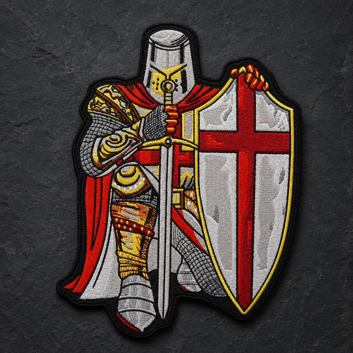 Patch Écusson prière du Templier en tissu brodé avec chevalier, épée et bouclier à croix rouge sur fond ardoise sombre.