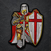 Patch Écusson prière du Templier en tissu brodé avec chevalier, épée et bouclier à croix rouge sur fond ardoise sombre.