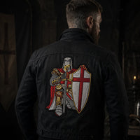 Patch Écusson prière du Templier en tissu brodé porté sur une veste noire dans une ambiance médiévale sombre.
