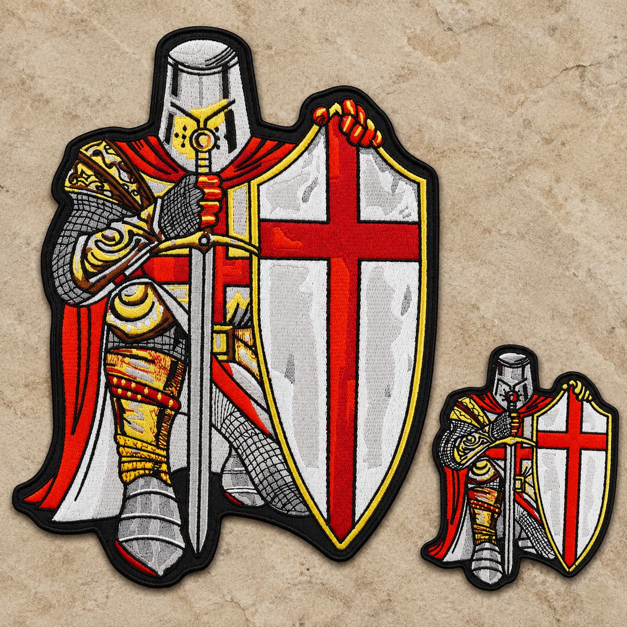 Patch Écusson prière du Templier en tissu brodé présenté en deux tailles sur fond de pierre claire médiévale.