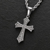 Gros plan du pendentif croix argenté du Collier Croix d’Espérance en acier inoxydable