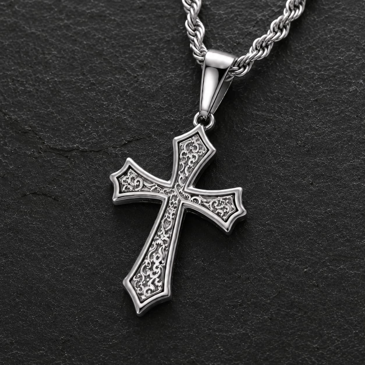 Gros plan du pendentif croix argenté du Collier Croix d’Espérance en acier inoxydable