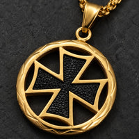 Gros plan du pendentif doré du Collier du Sceau avec croix templière noire et finition acier inoxydable