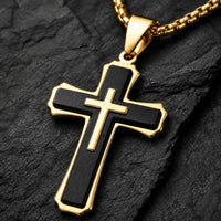 Gros plan du pendentif croix noir et or du Collier de la Grâce du Temple