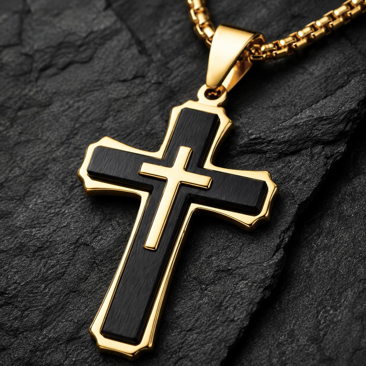 Gros plan du pendentif croix noir et or du Collier de la Grâce du Temple
