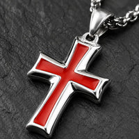 Gros plan du pendentif croix rouge argentée du Collier Ordre du Temple