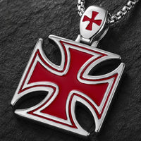 Gros plan du pendentif croix templier rouge en acier inoxydable avec finition argentée