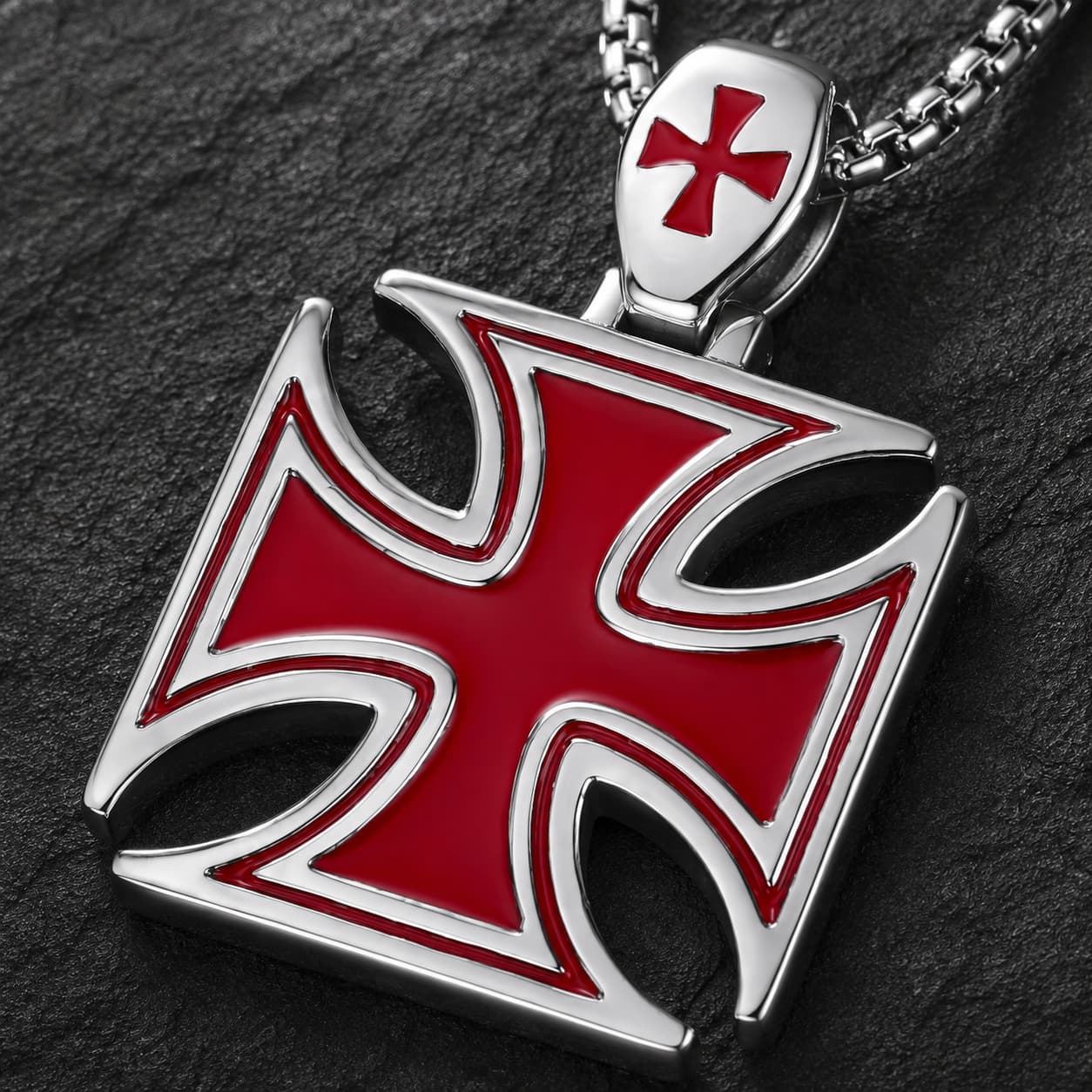 Gros plan du pendentif croix templier rouge en acier inoxydable avec finition argentée
