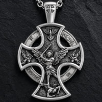 Gros plan du pendentif de l’Archange Gardien en argent 925 sterling avec motif Saint Michel