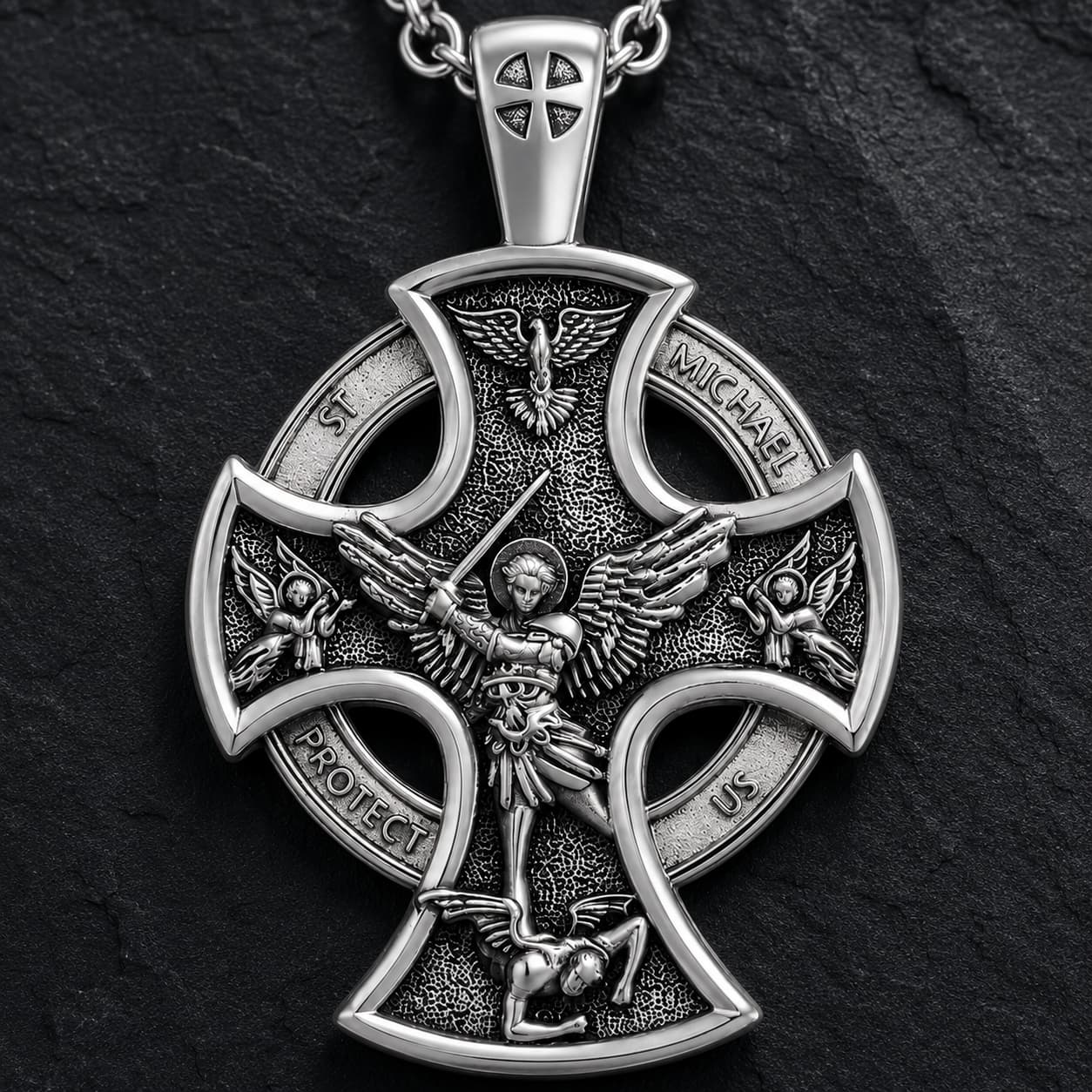 Gros plan du pendentif de l’Archange Gardien en argent 925 sterling avec motif Saint Michel