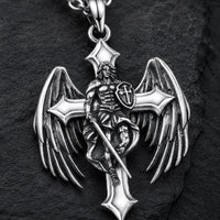 Gros plan du pendentif du Gardien Éternel en argent 925 sterling avec archange ailé
