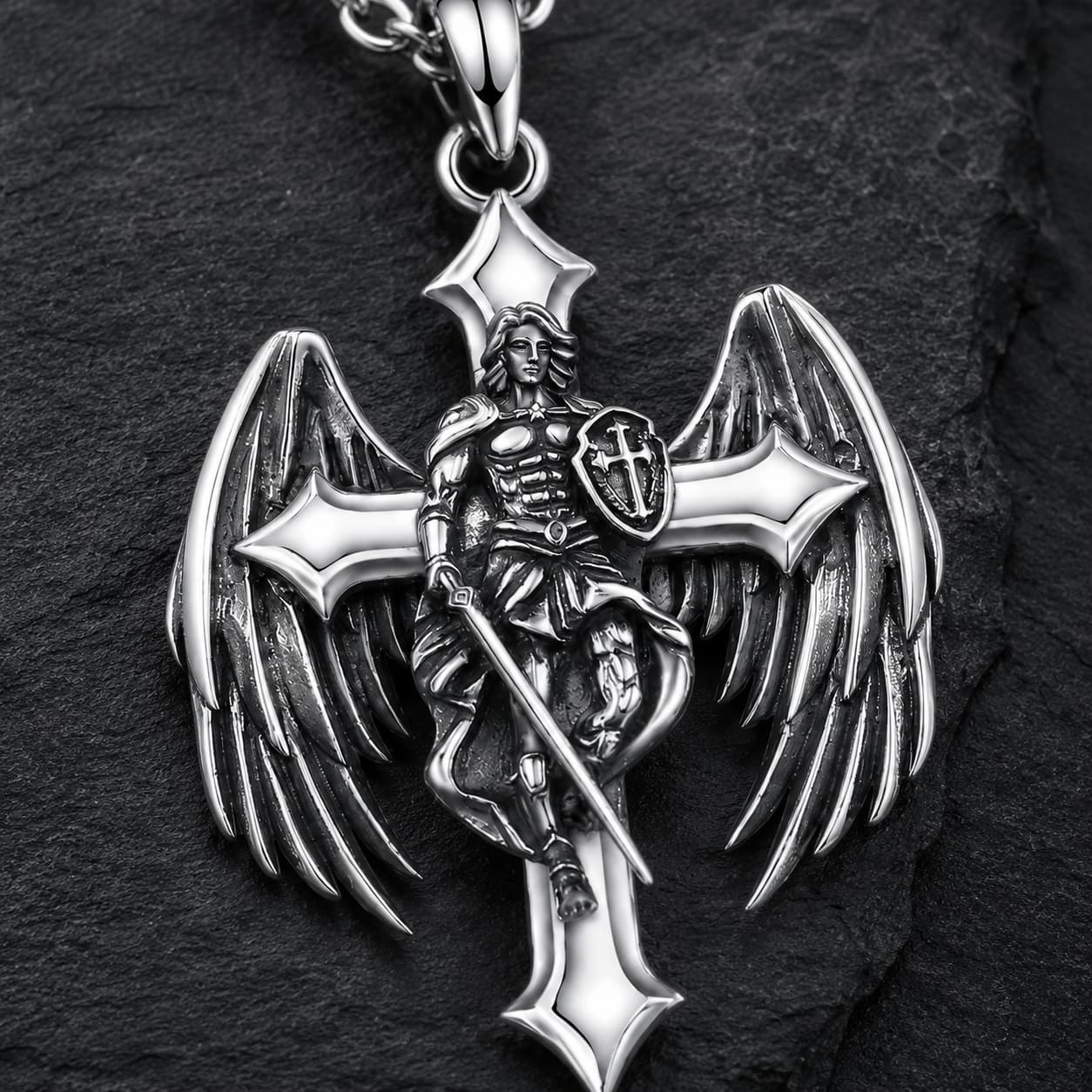 Gros plan du pendentif du Gardien Éternel en argent 925 sterling avec archange ailé