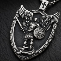 Gros plan du pendentif Puissance de Saint Michel avec archange, ailes, épée et bouclier