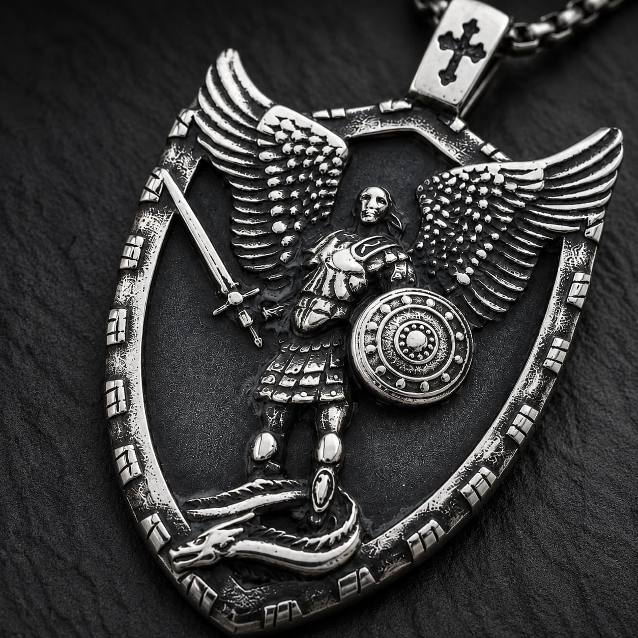Gros plan du pendentif Puissance de Saint Michel avec archange, ailes, épée et bouclier
