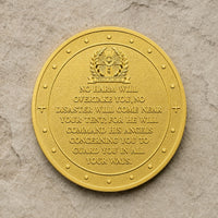 Revers de la Pièce de l’Archange Michel en acier inoxydable doré avec inscription du psaume sur fond pierre claire.