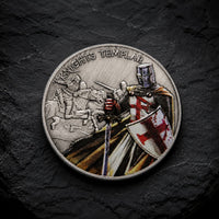 Pièce du Chevalier Templier en acier inoxydable avec face chevalier et inscription Knights Templar sur ardoise sombre.