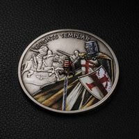 Gros plan de la Pièce du Chevalier Templier en acier inoxydable avec relief chevalier, épée, bouclier et inscription Knights Templar.