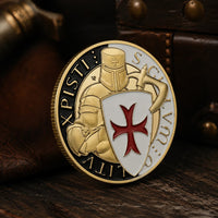 Pièce de l’Ordre Templier en acier inoxydable avec chevalier doré et croix rouge sur bois ancien.