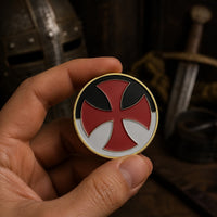 Pièce de l’Ordre Templier en acier inoxydable tenue en main pour montrer son diamètre de 40 mm.
