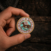 Pièce du Sceau des Chevaliers en acier inoxydable tenue en main pour montrer son diamètre de 40 mm.