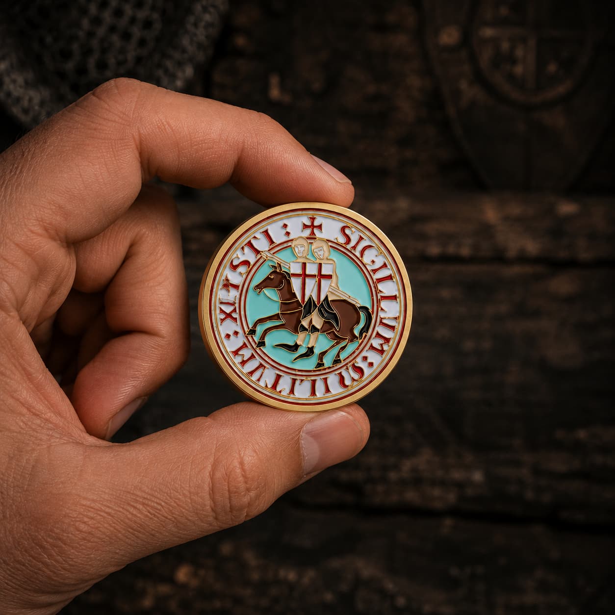 Pièce du Sceau des Chevaliers en acier inoxydable tenue en main pour montrer son diamètre de 40 mm.
