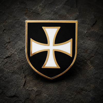 Pin’s Bouclier du Temple en alliage métallique noir, blanc et doré sur fond de pierre médiévale sombre.