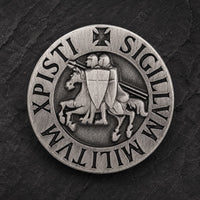Pin's du Chevalier Templier en cuivre avec sceau médiéval en relief sur pierre sombre.