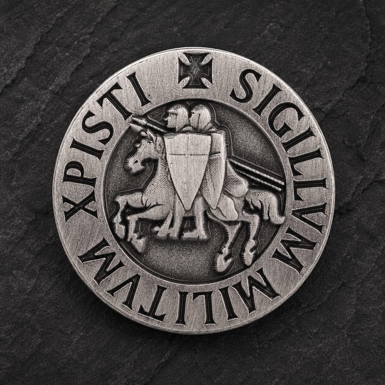 Pin's du Chevalier Templier en cuivre avec sceau médiéval en relief sur pierre sombre.