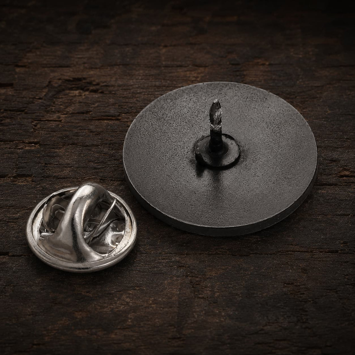 Vue arrière du Pin's du Chevalier Templier en cuivre avec attache sur bois ancien sombre.